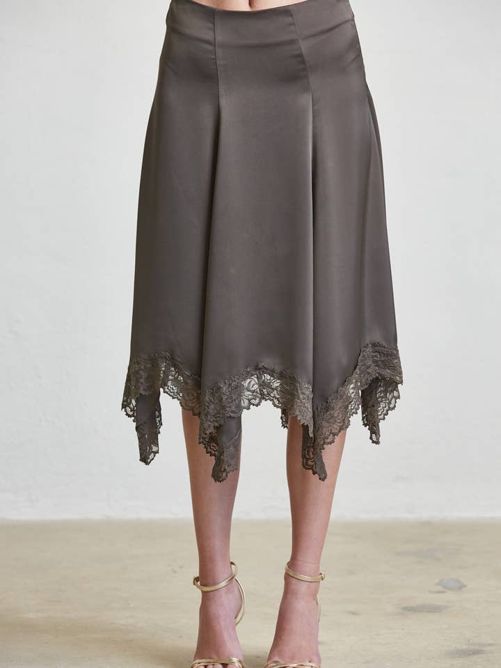 Jupe midi en satin avec ourlet en dentelle de mouchoir pour la vente par Edit by Nine