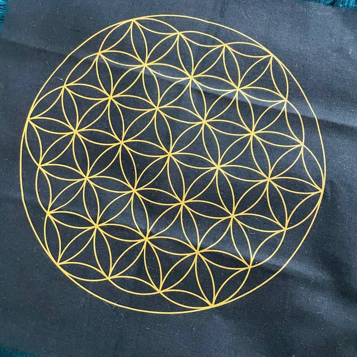 Nappe d'autel en forme de grille en forme de fleur de vie de 15 po, couleur noire pour la vente par The 7 Directions