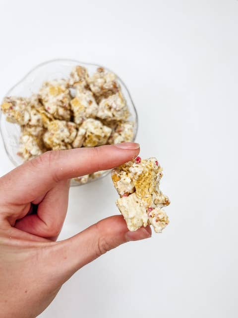 Chunk Nibbles – wholesale Pretzels – Holiday Peppermint Chunk Nibbles 2oz Snack Pack5