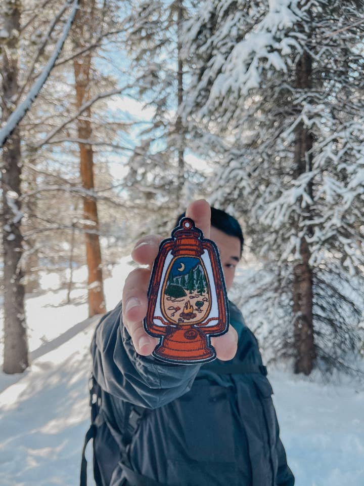 Écusson de lanterne du camp au kérosène pour la vente par The Unexpected Type