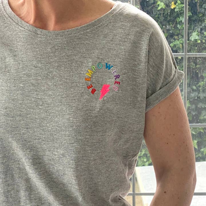Camiseta Bordada Be Empowered Gris Carbón para venta al por mayor de Percy and Nell Retail Limited