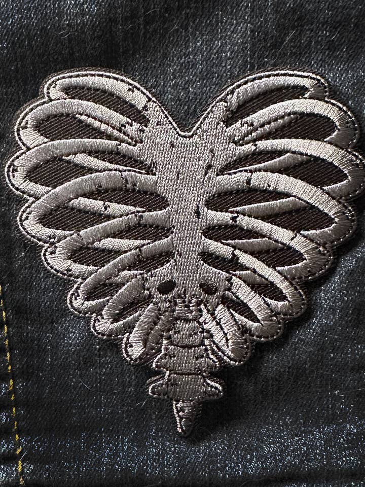 Patch de cage thoracique en forme de cœur pour la vente par Mallory Hart Art