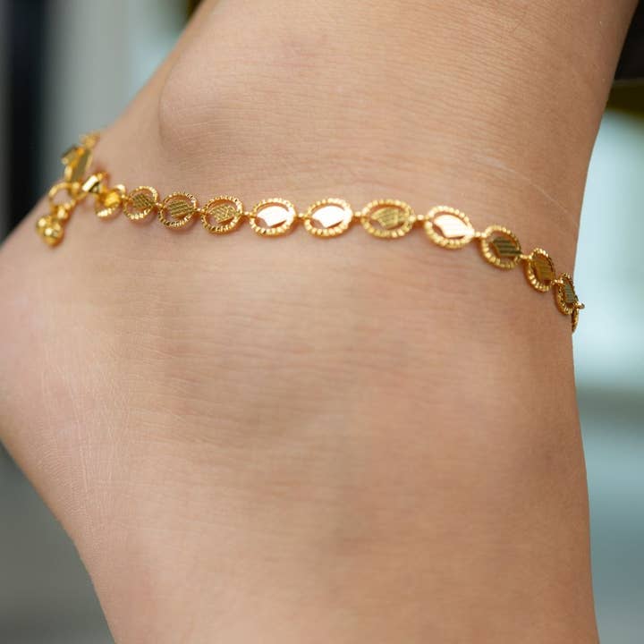 Chevillière Bohème Minimaliste Fine et Mince en Laiton Doré avec Feuille Ovale pour la vente par The Colourful Aura