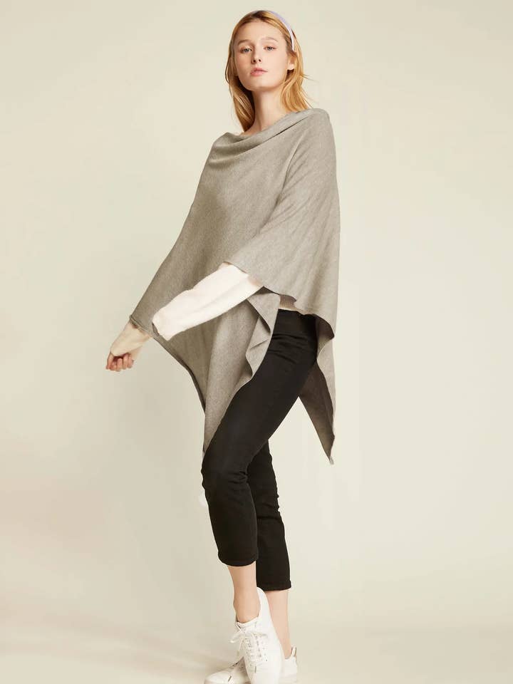 Poncho en tricot Triangle Timeless pour la vente par Always Swanky