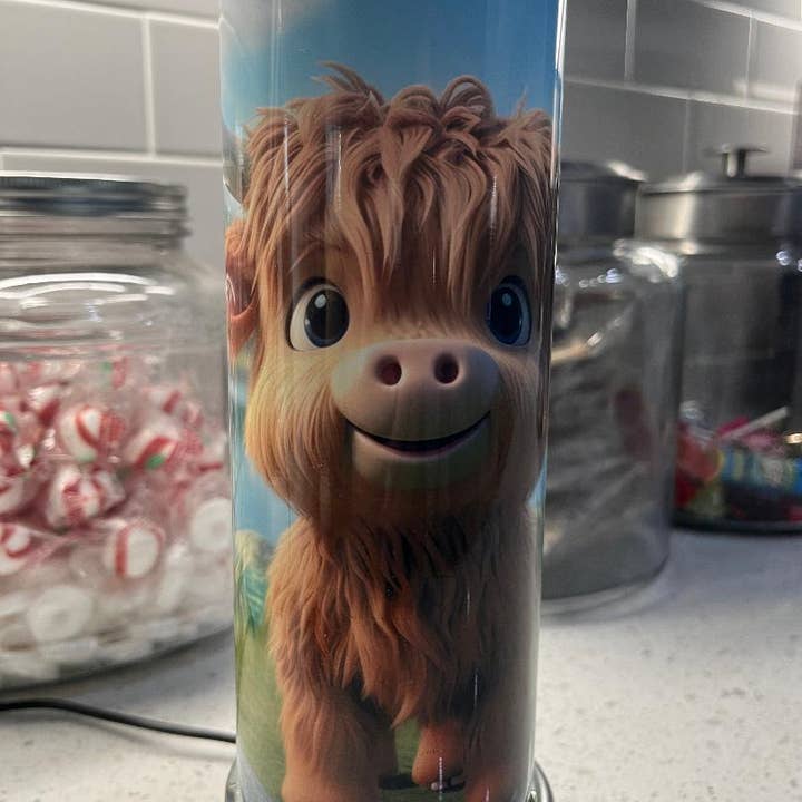 Gobelet en acier inoxydable de 20 oz au motif Baby Highland Cow pour la vente par The Branded Monkey