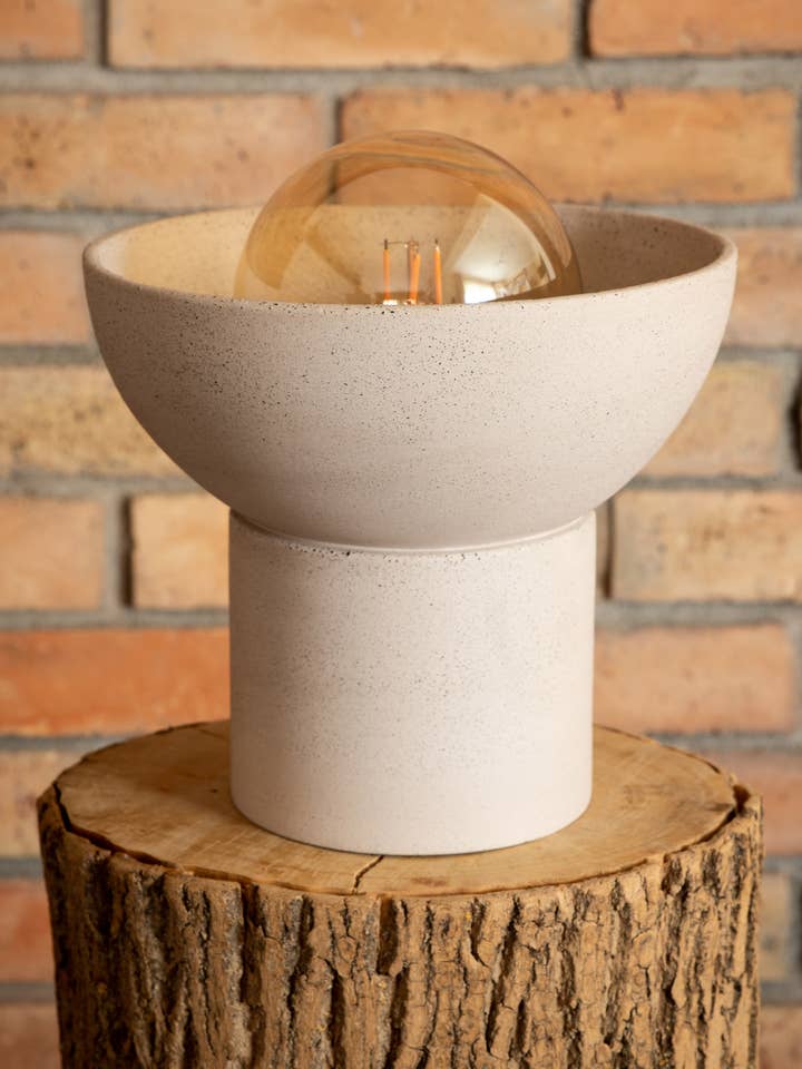 Lampe de table ronde élégante en argile blanche faite à la main pour la vente par Enoceramics