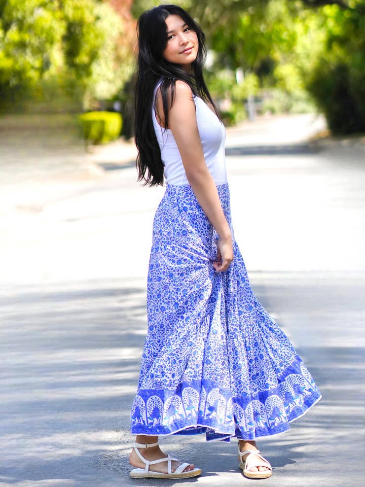 Jupe en coton à étages imprimée à la main - Bleu Blanc pour la vente par Dolma