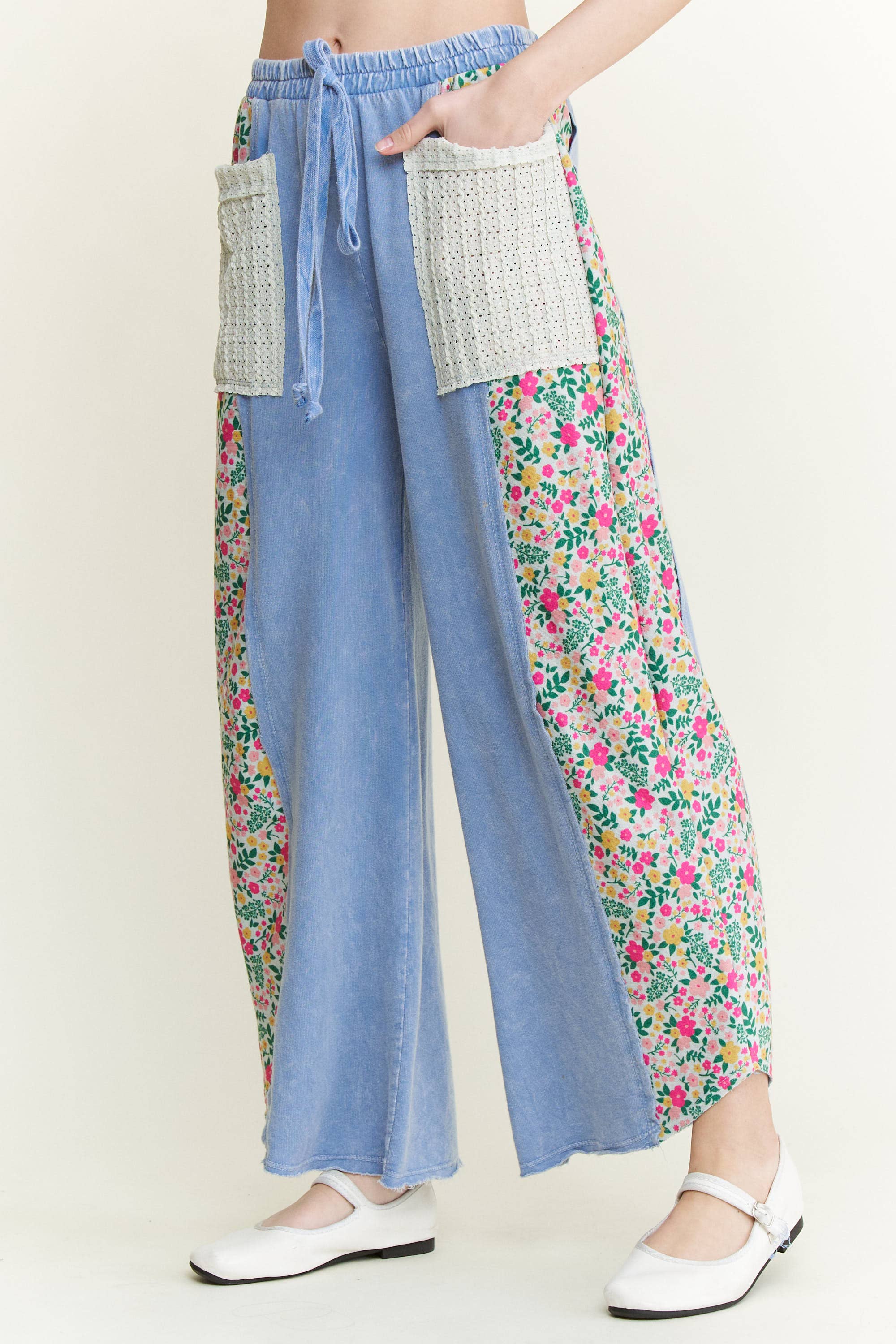 J.Her – wholesale Byxor - Dam – Mineraltvättade blommiga sidokortade byxor HP65391