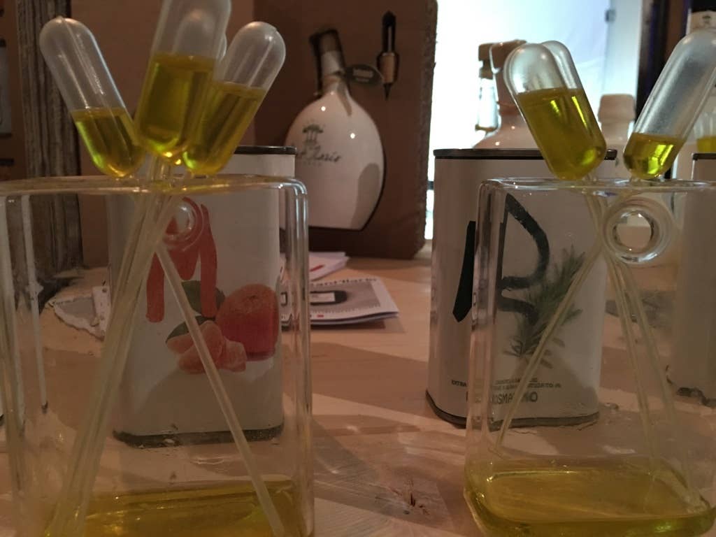 TENUTA SANT'ILARIO - Wholesale Olive Oil - OIL KIT 6 CANS 100ML FLAVORED3