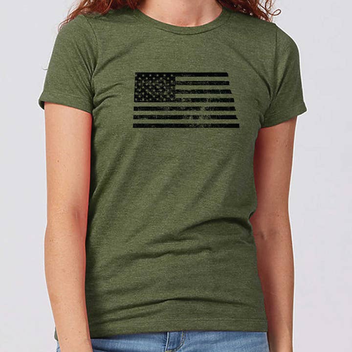 Stars & Stripes North Dakota T-Shirt, tailliert für Damen für den Großhandel von Wheatheadz