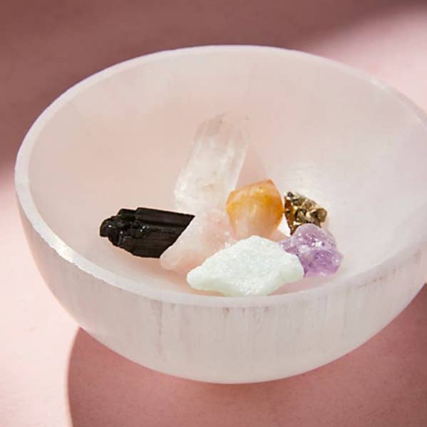 Ciotola di ricarica in selenite + cristalli | Set regalo per la vendita all'ingrosso da parte di Liv Rocks
