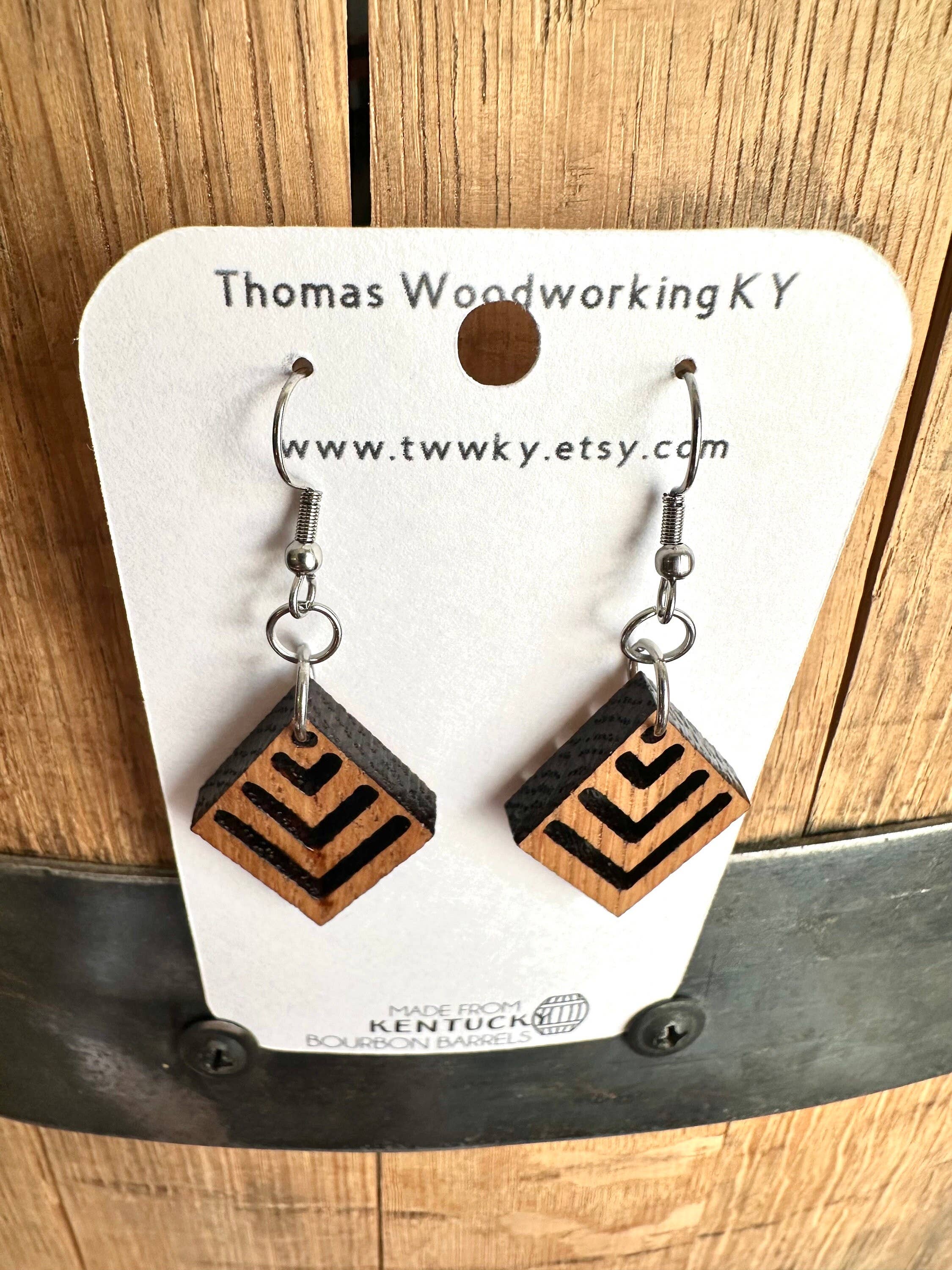 TWWKY – wholesale Hängande örhängen – Återvunna Kentucky Bourbon Barrel Wood Dingle Örhängen8