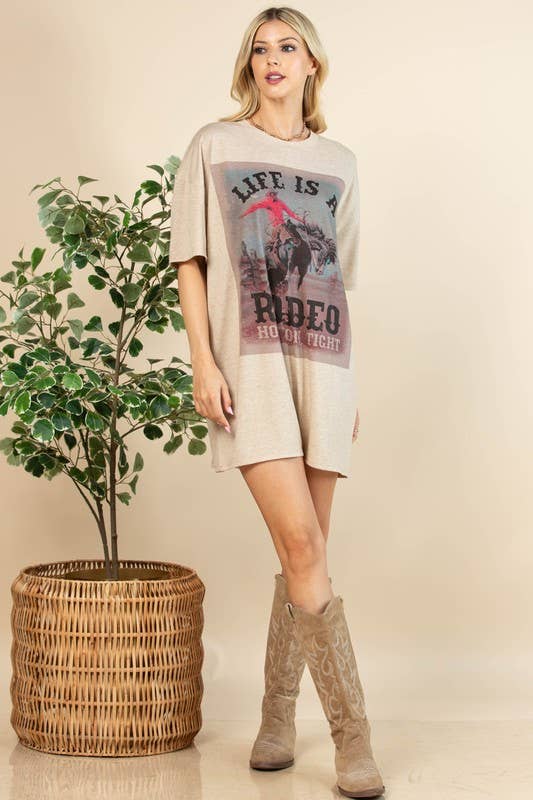 Kamel AV1202-TIANA LIFE IST EIN T-SHIRT-KLEID MIT RODEO-GRAFIK für den Großhandel auf Faire9