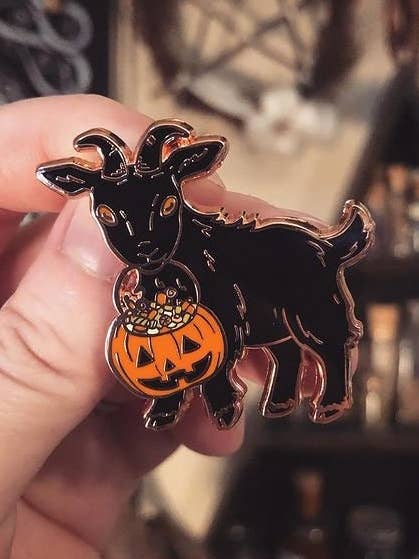 Chèvre de bonbons ou bâton - Épingle en émail d'Halloween pour la vente par The Pickety Witch