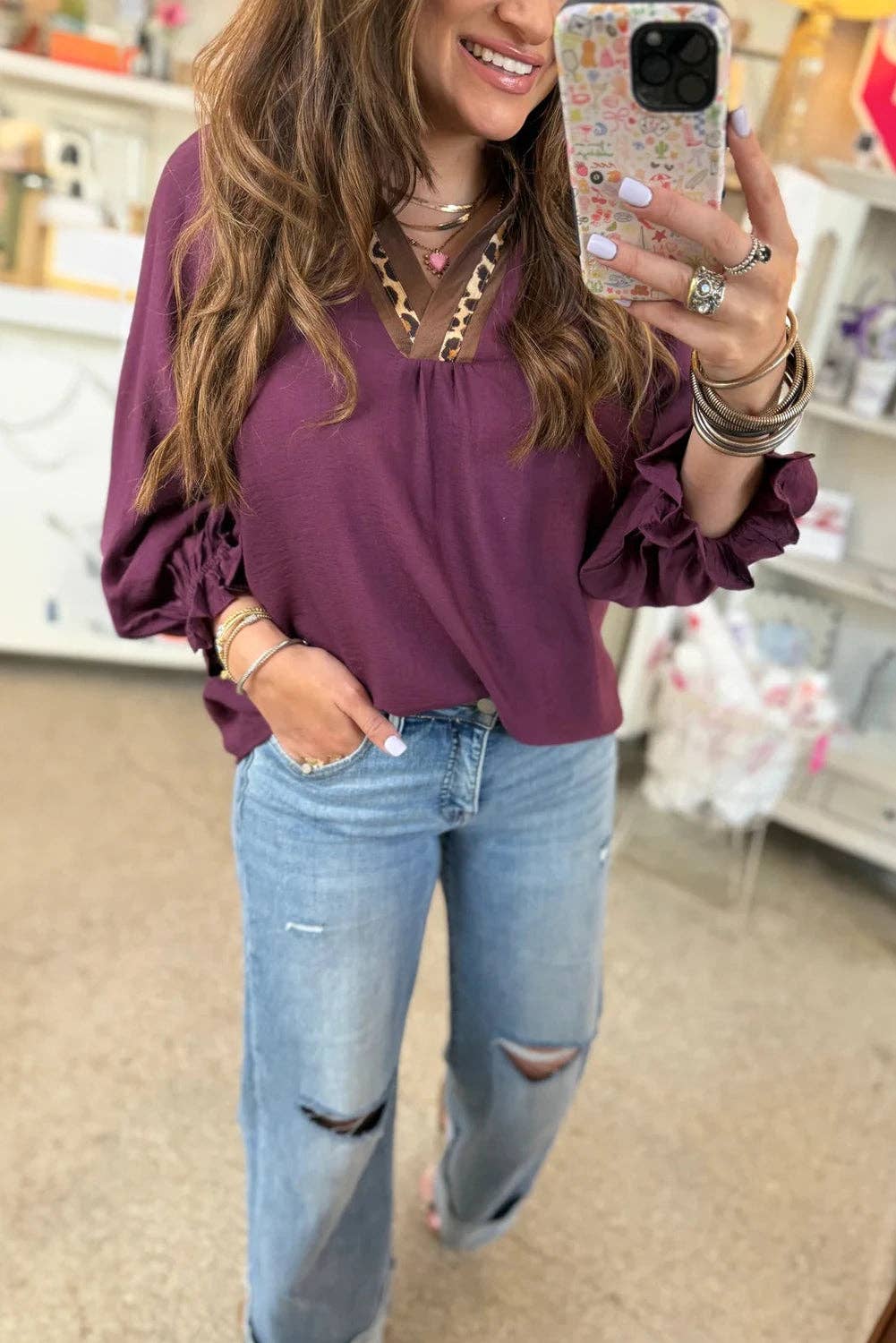 Violett Bluse mit violettem Leopardenbesatz, V-Ausschnitt, Rüschen und Armbündchenärmeln für den Großhandel auf Faire0