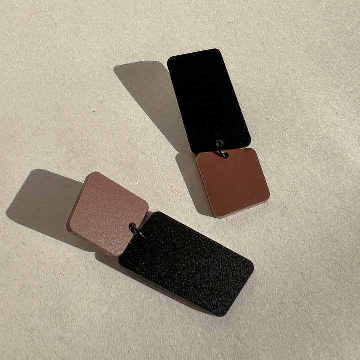 Bauhaus | Boucles d'oreilles pendantes asymétriques en muscade et noir pour la vente par Mingled