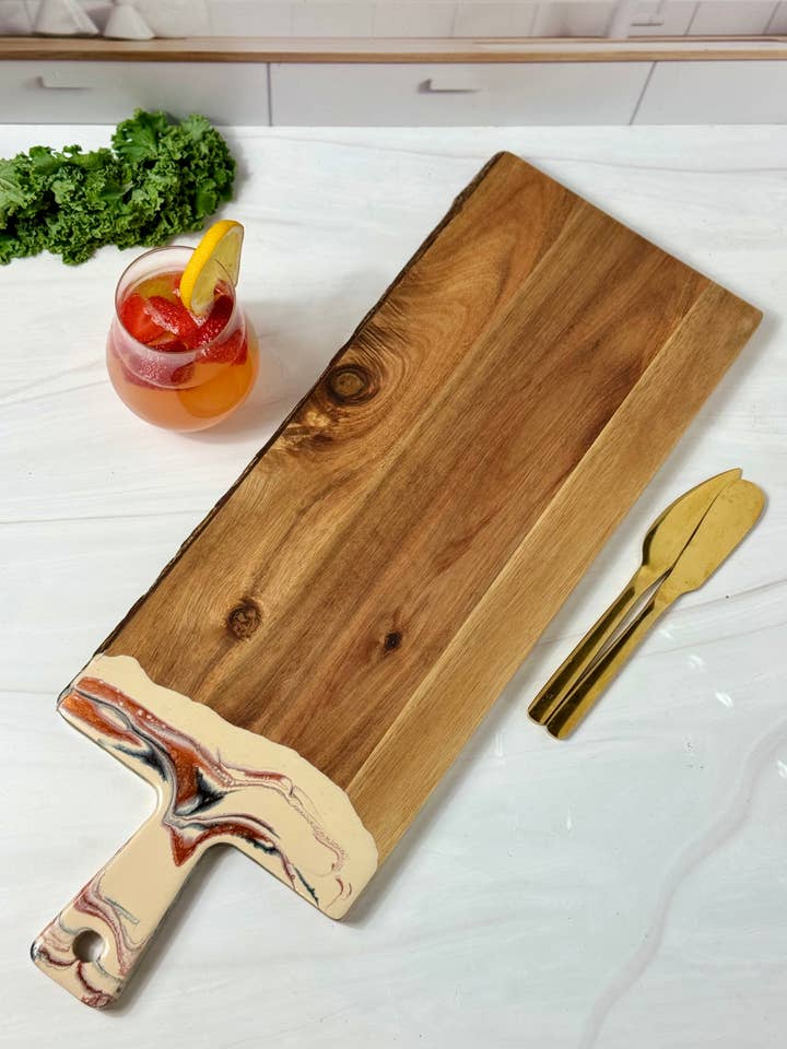 Planche de charcuterie en acacia et époxy – Collection Sahara-Grande pour la vente par LMW Designs