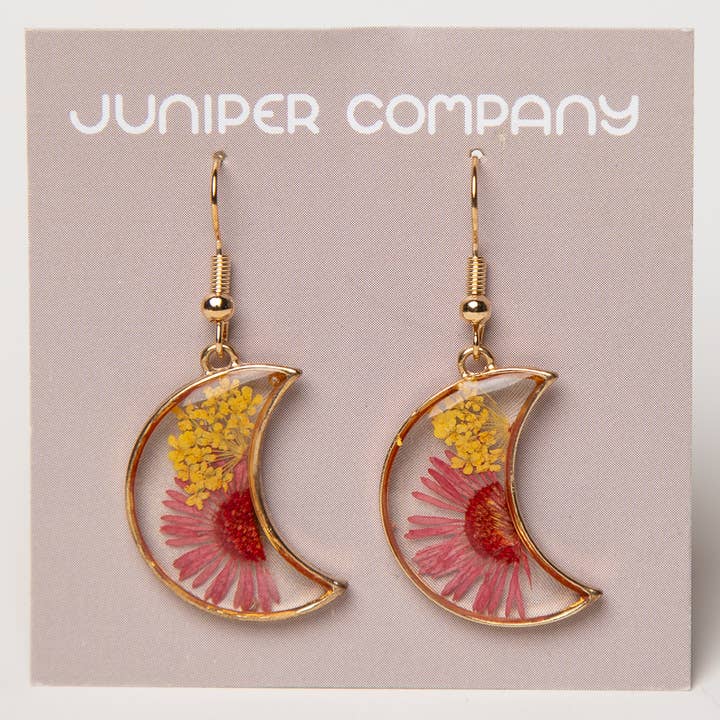 Boucles d'oreilles jaunes en dentelle de la reine Anne et marguerite en forme de fleur véritable pour la vente par Juniper Company