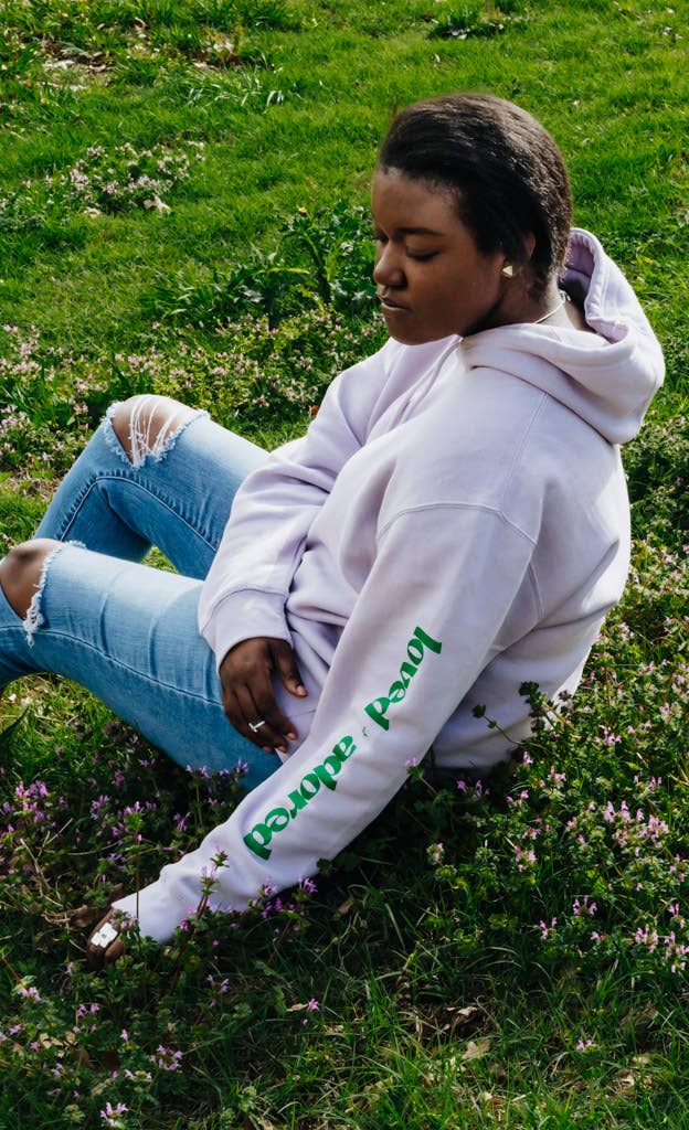 Crowned Free - Vente Sweat à capuche – femme - Sweat à capuche Loved and Adored lavande avec poche avant6