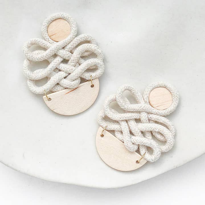 Rib burar - sladd Loop Knut örhängen Boho Macrame för wholesale av Stil Works Studio