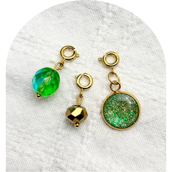 Ensemble de Charms - Notre-Dame de Knock (Or ou Argent) pour la vente par 12th and Blossom