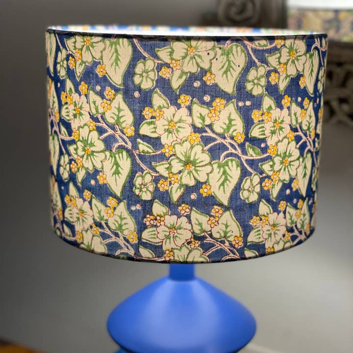 Olive and Limpet - Vendita all'ingrosso Paralumi - Paralume a tamburo da 10 pollici. Stampa indiana a blocchi. Floreale cobalto, giallo banana e avorio.1