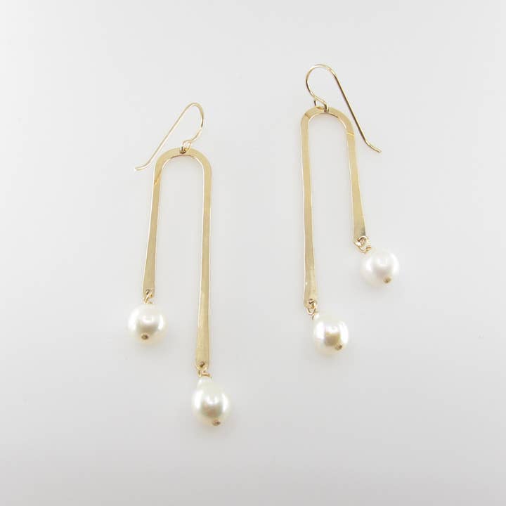 J. Mills Studio - Vente Boucles d'oreilles pendantes - Boucle d'oreille en forme de arc asymétrique forgée avec petite perle baroque2