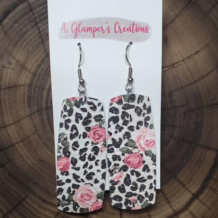 Leopard with Roses Bar Leather Earrings for engroshandel hos A Glamper's Creations LLC