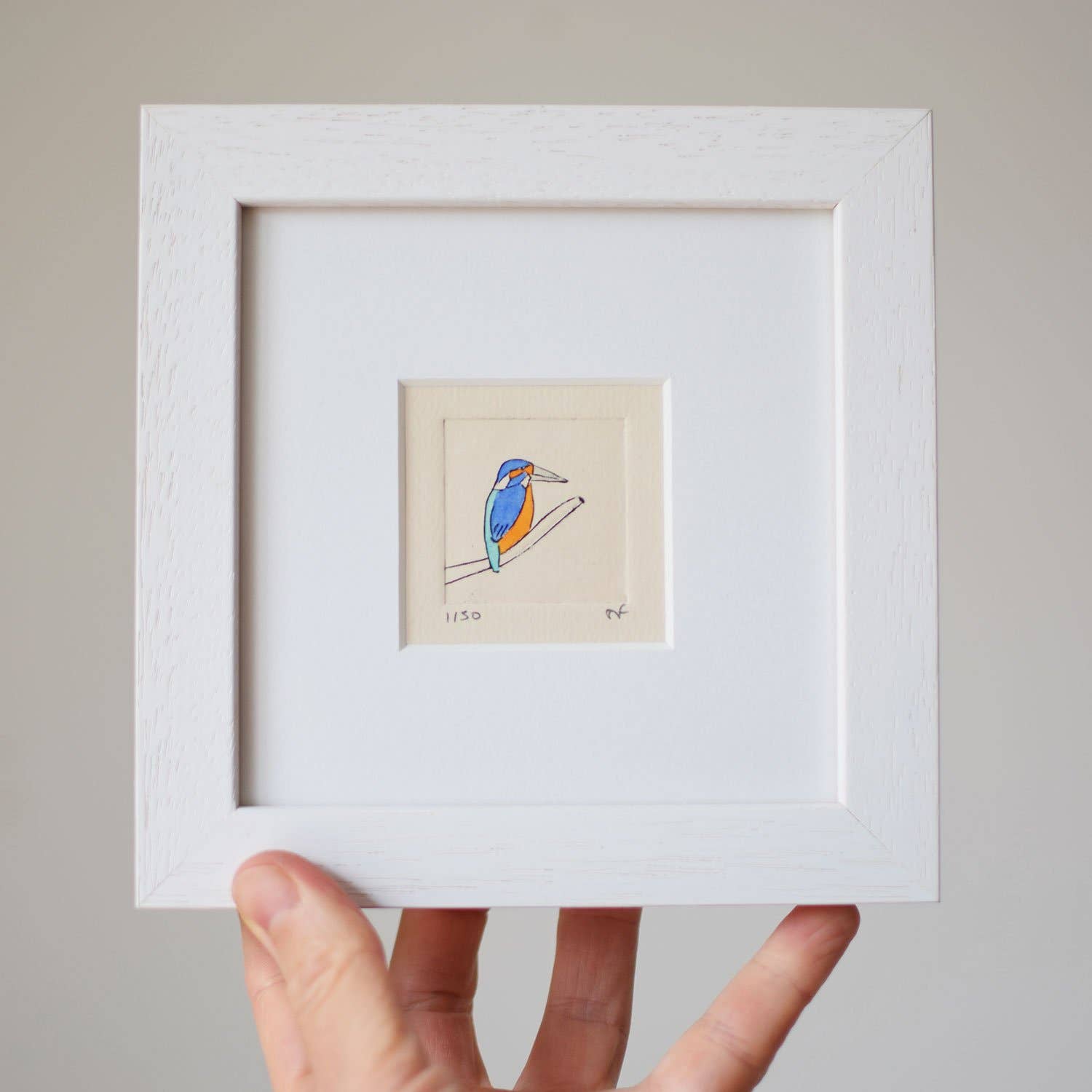 Sally J Fisher – Großhandel Kunstdruck – Kingfisher - Collagrammdruck in einem weißen Holzrahmen0