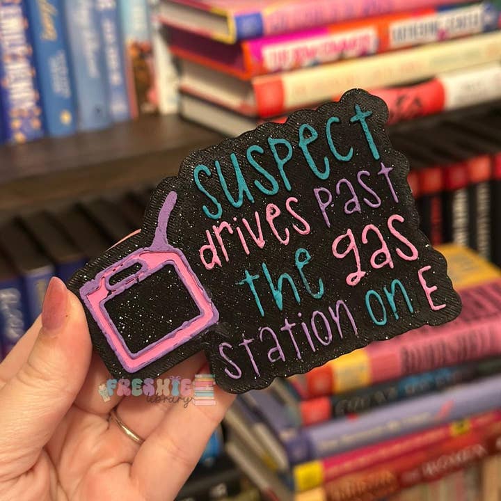 Suspect passe devant un désodorisant Freshie pour voiture. pour la vente par The Freshie Library