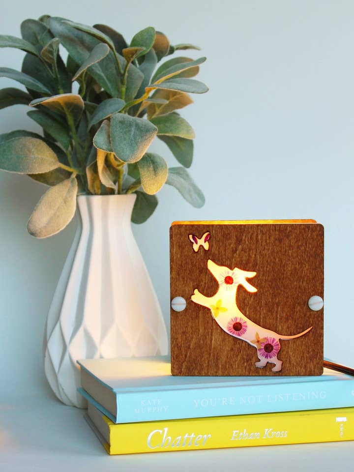 Dachshundlampe Natlys Blomster og harpiks for engroshandel hos Night in Light