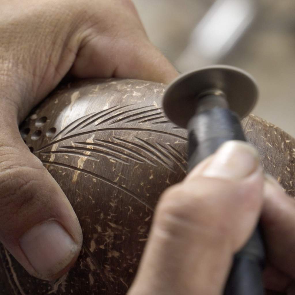 Jungle Culture - Venta al por mayor Tazón - Juego de cuenco grande de coco con cuchara (diseño de hojas)4