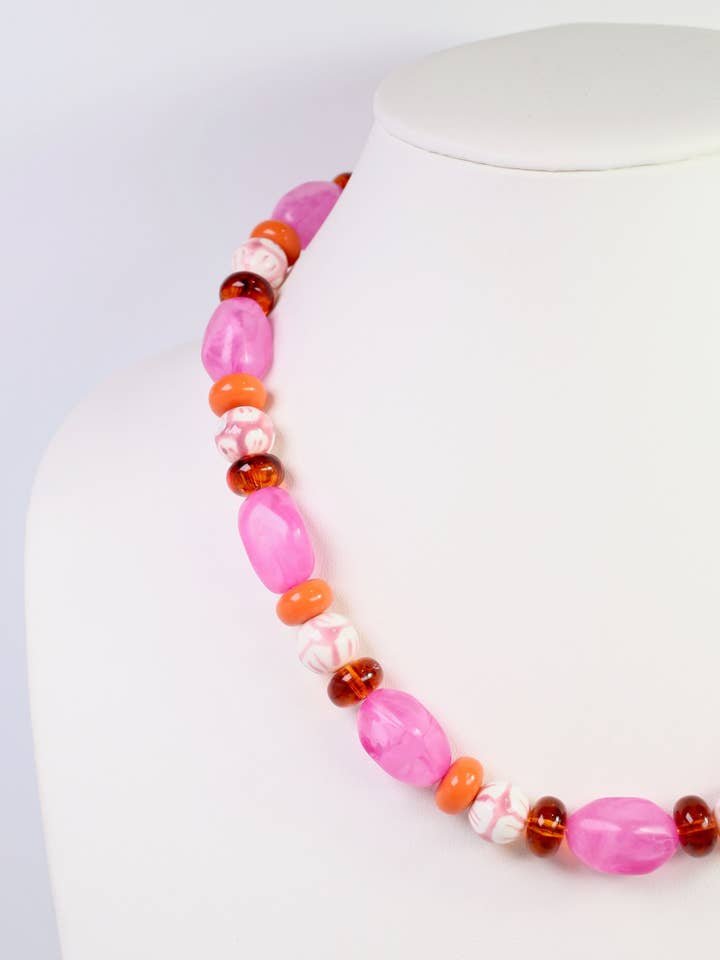 Collier Mixte en Perles Sedalia Fuchsia pour la vente par Caroline Hill