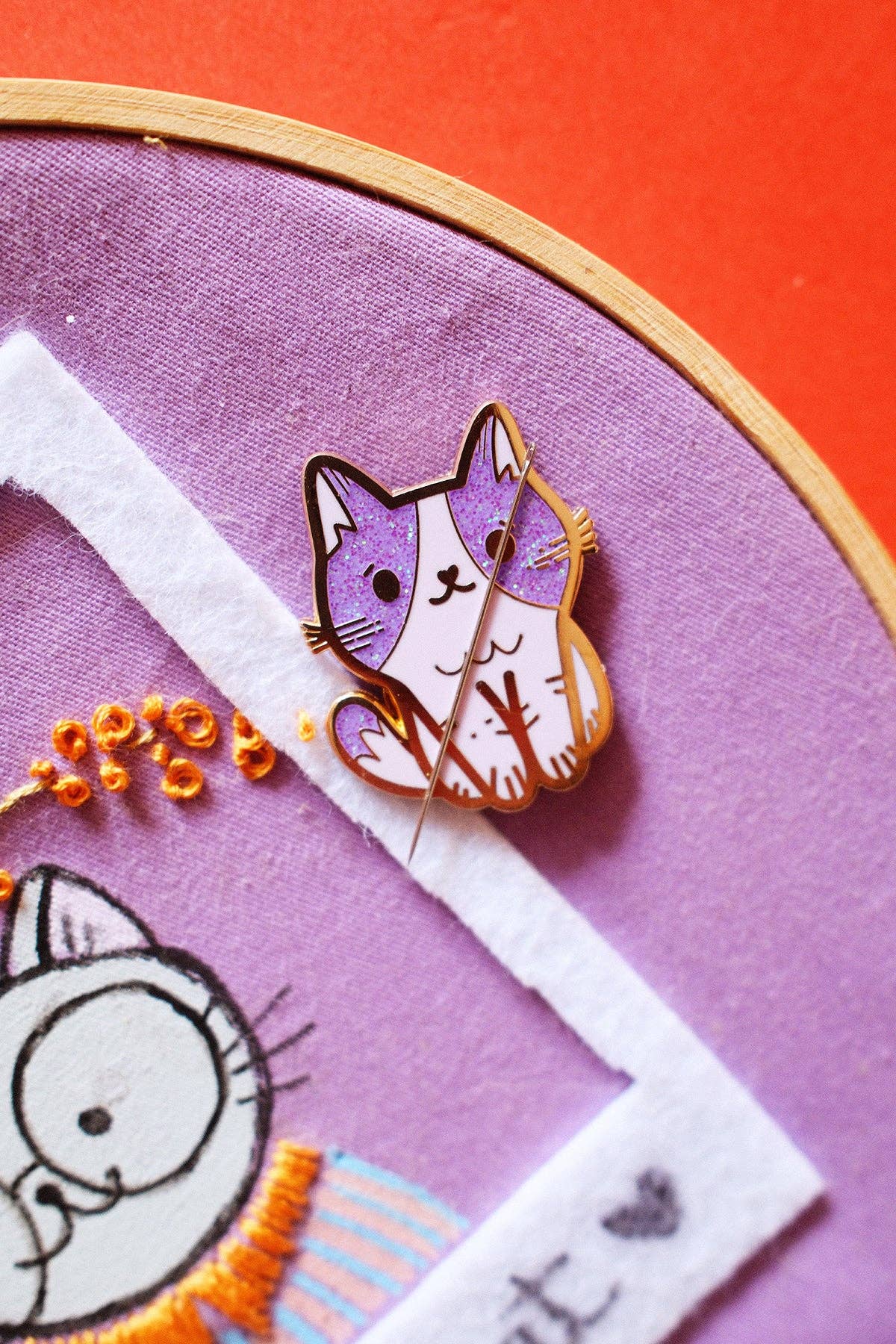 Poulette Magique - Wholesale Embroidery/Cross Stitch Supplies - Magnetic Pin Magical Cat – Needle Minder Needle Holder1