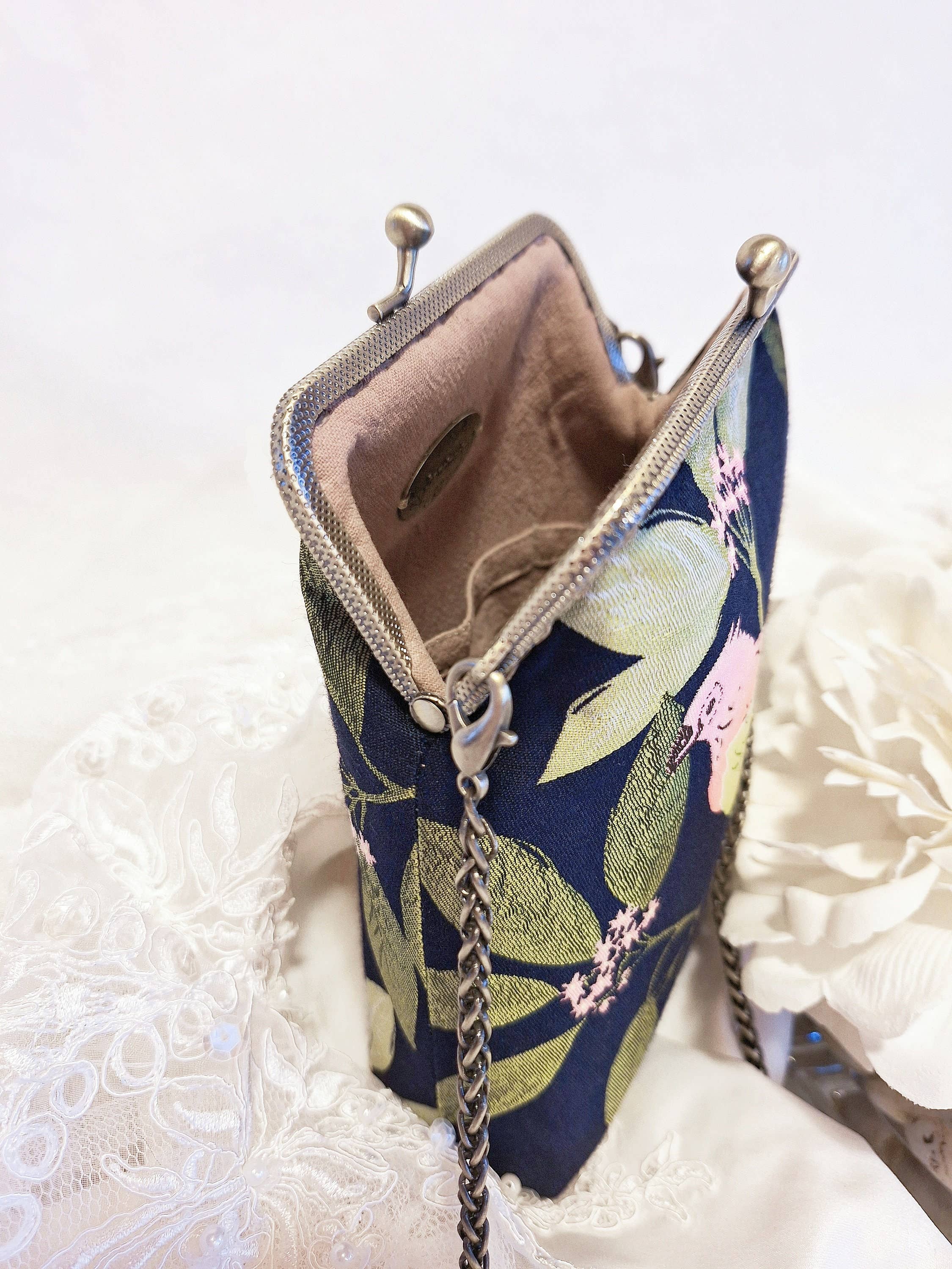 LeisTextileStudio - Vente Pochette – femme - Pochette de téléphone faite main avec fermoir baiser en tissu à fleurs et oiseaux4