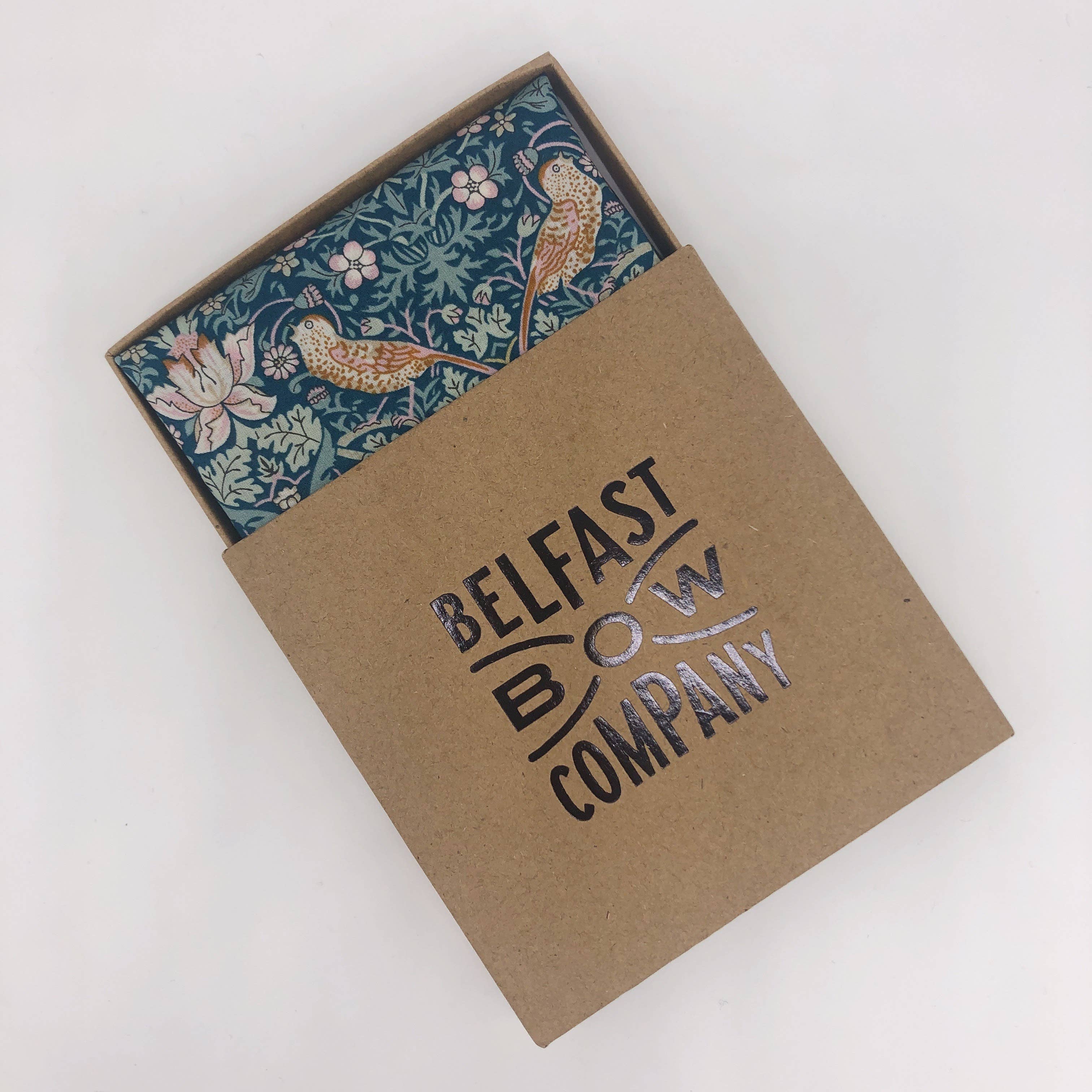 Belfast Bow Company – Großhandel Einstecktuch – Herren – Liberty of London Einstecktuch mit grünem Strawberry Thief Muster1