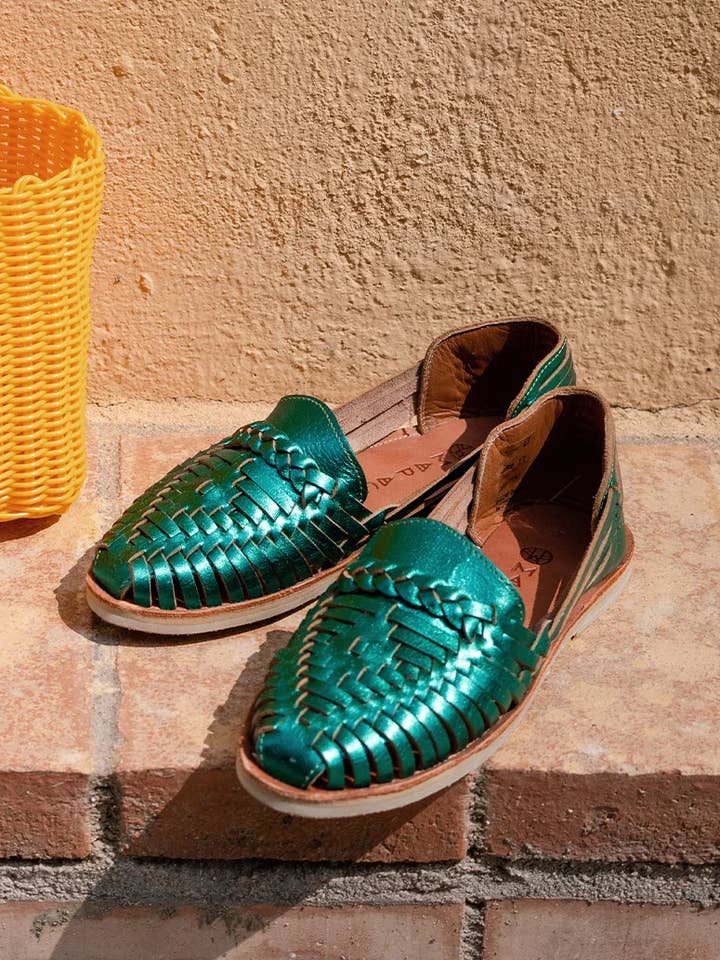 Handgefertigte Sandalen aus geflochtenem, auffälligem grünem Leder Modell Alegre für den Großhandel von MAPACHE
