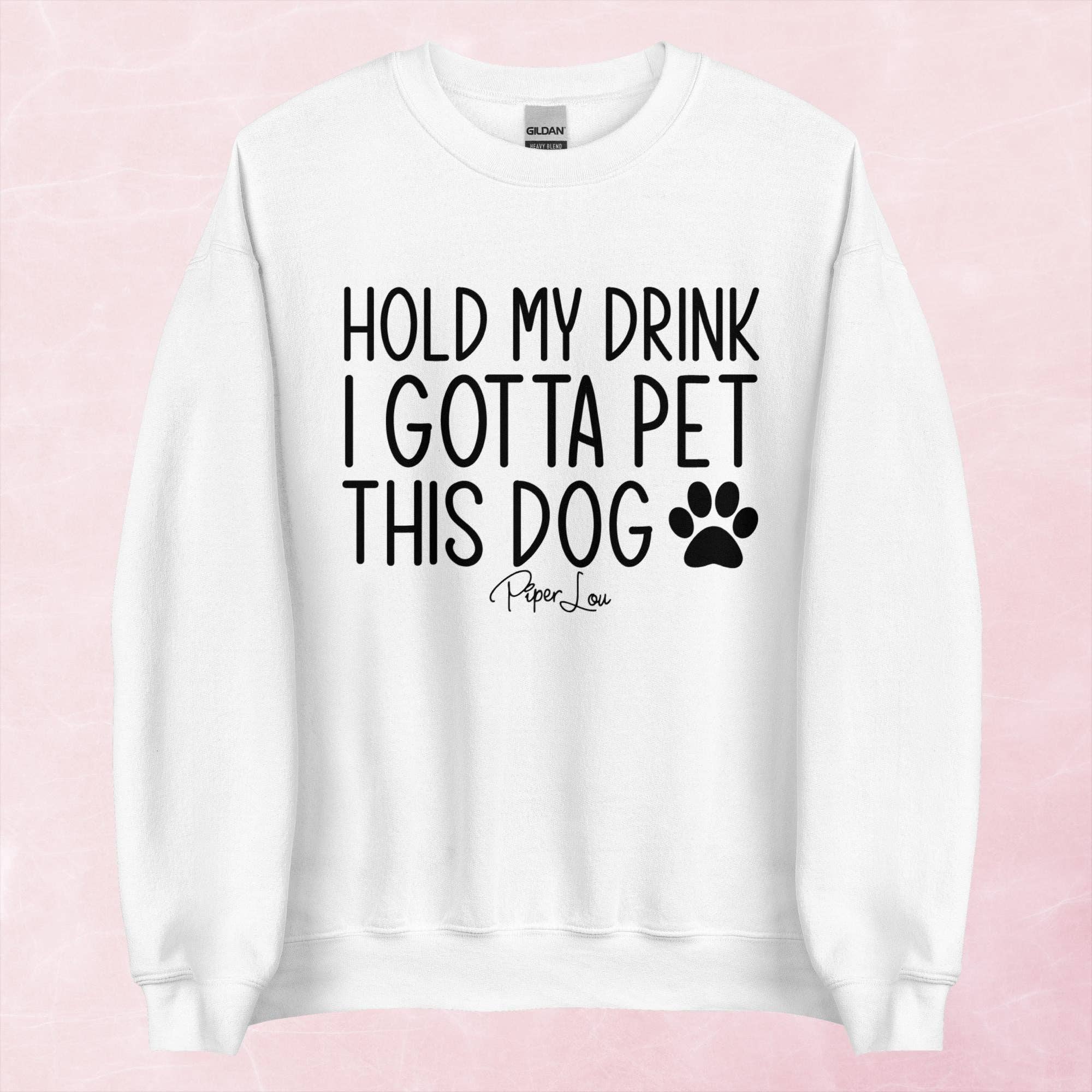 Piper Lou Collection - Vendita all'ingrosso Felpa stampata - Donna - Felpa Girocollo Grafica "Tieni il Mio Drink, Devo Accarezzare Questo Cane"1