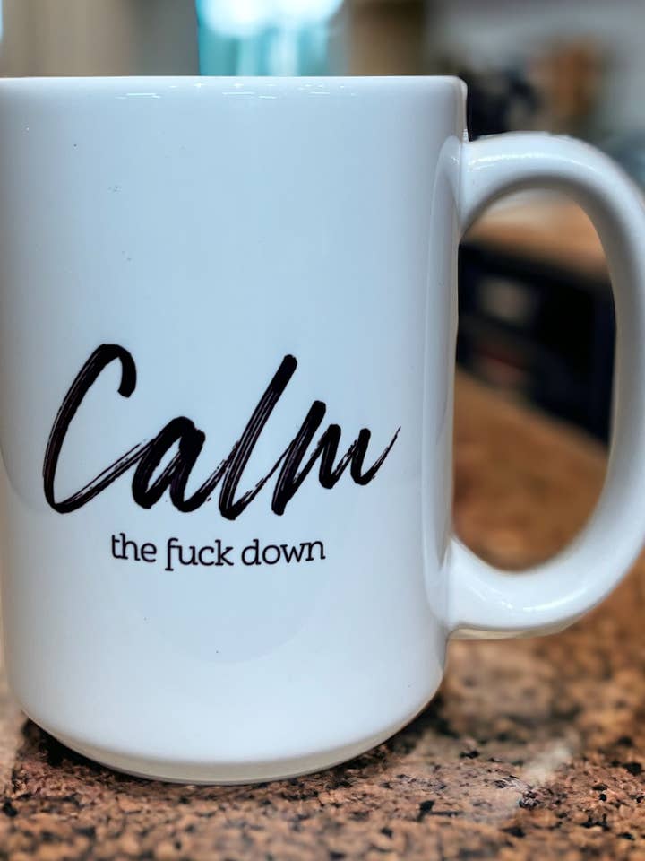 Tazza da caffè Calm the fuck down per la vendita all'ingrosso da parte di Mixed Ethically