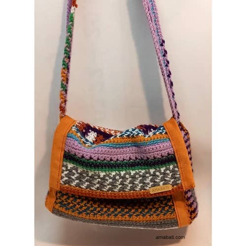 Väska i flerfärgat ullgarn och spaltläder för wholesale av Chez XYZ association artistique