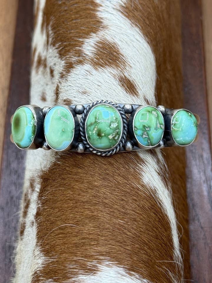 Navajo handgefertigtes Armband aus Sterlingsilber mit Sonoran Gold Türkis-Cluster. für den Großhandel von Native City Jewelry