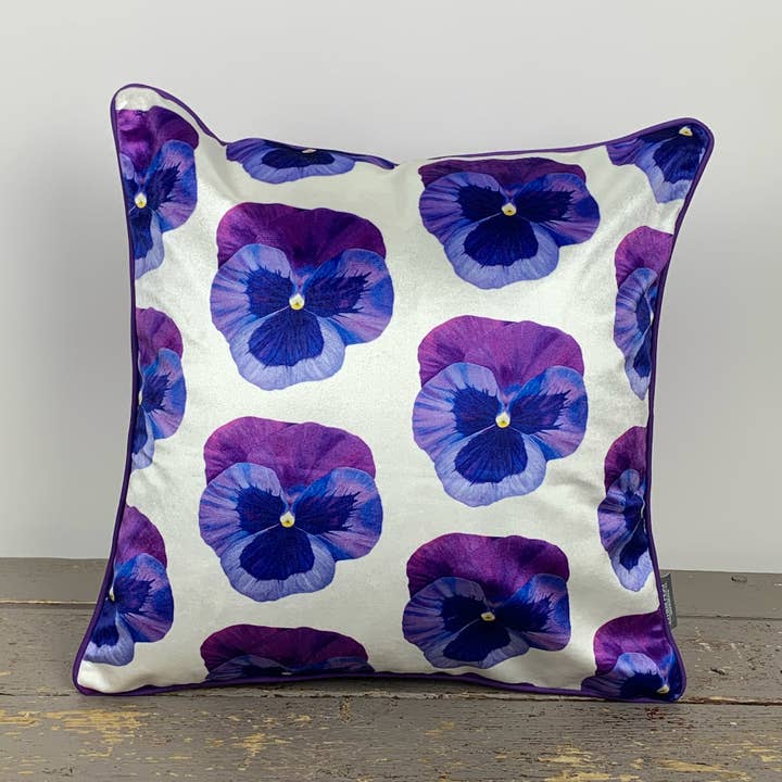 Cuscino di Velluto Viola del Pensiero per la vendita all'ingrosso da parte di Emilia Hunt