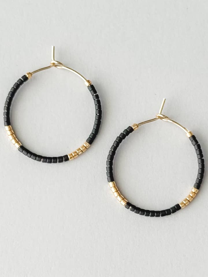 Boucles d'oreilles créoles en perles Miyuki faites à la main, noir mat et or pour la vente par Southern Designs by Kristy