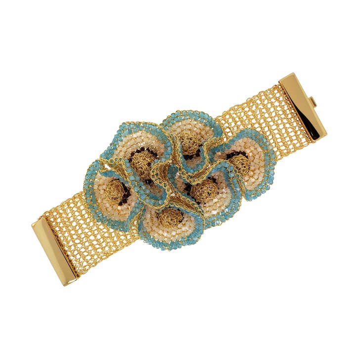 Handgefertigtes Häkelarmband Buttercup Maxi in Blau und Gold für den Großhandel von Lavish By Tricia Milaneze