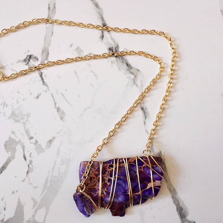 Collier ras du cou en or avec perles de jaspe enroulées de fil (4 options de couleur pour la vente par Linny’s Arsty Fingers LLC