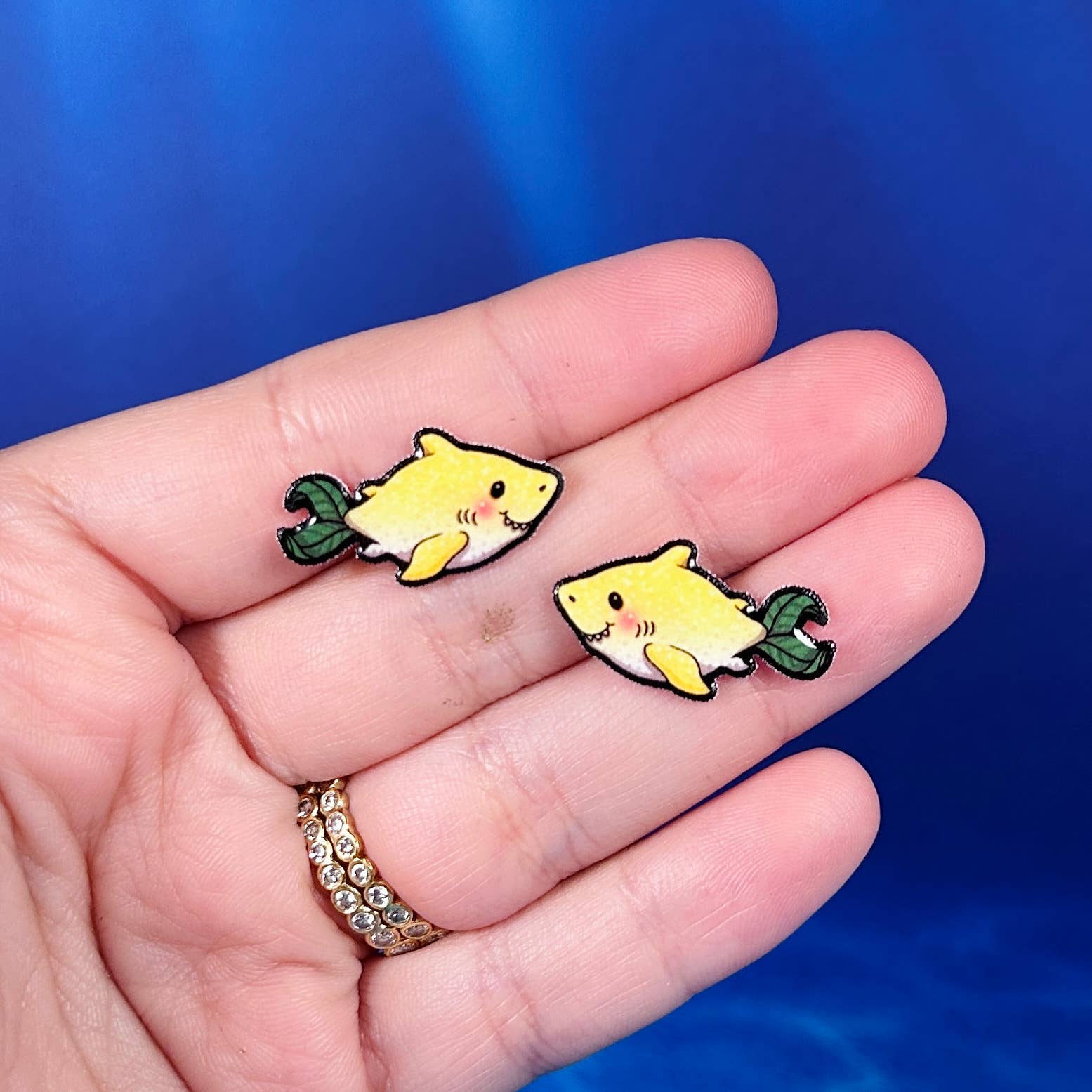 Sea Pixie Designs – Brincos de pino por atacado – Brincos de Tubarão-Limão Fofos, Costeiros e Leves1