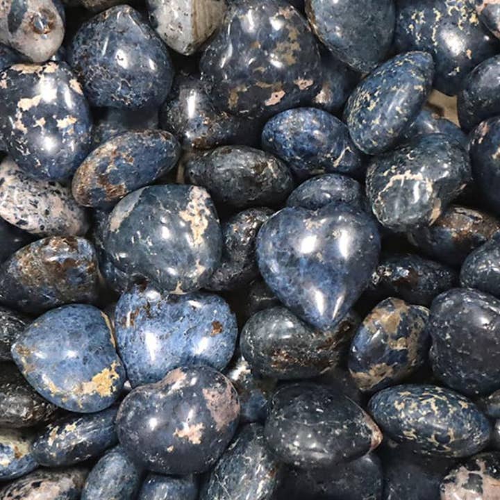 La Boîte à Cailloux - Wholesale Spiritual Stone/Crystal - Dumortierite heart Madagascar A 25-35mm2