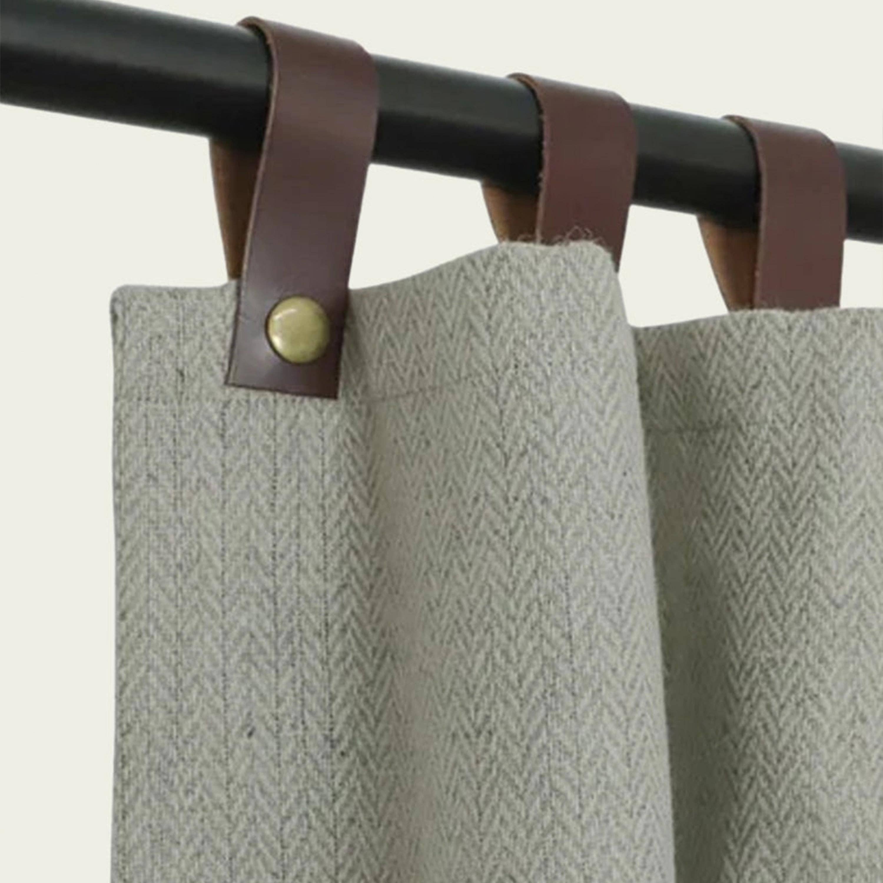 Amore Beauté - Vente Rideaux - Rideaux en laine à chevrons sur mesure avec languettes en cuir véritable et boutons en laiton.4