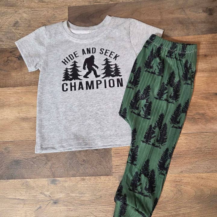 Camiseta Gráfica de Campeão de Esconde-Esconde, Conjunto de Calças Bigfoot Floresta por atacado de Small Blessings Design