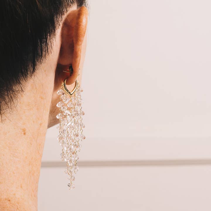 Janna Conner – wholesale Hängande örhängen – Murial Crystal Drop örhängen | 18K guldplätering | Kristall